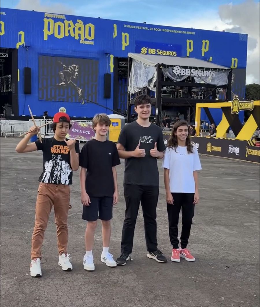 Alunos do WL Instituto de Música em apresentação de festival